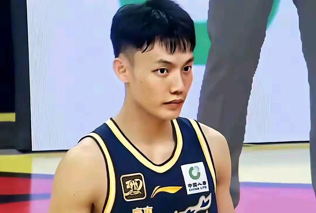 爱游戏电竞-广东宏远训练开放日，清晨外线爆发引欢呼，德甲在即，球探报告显示潜力