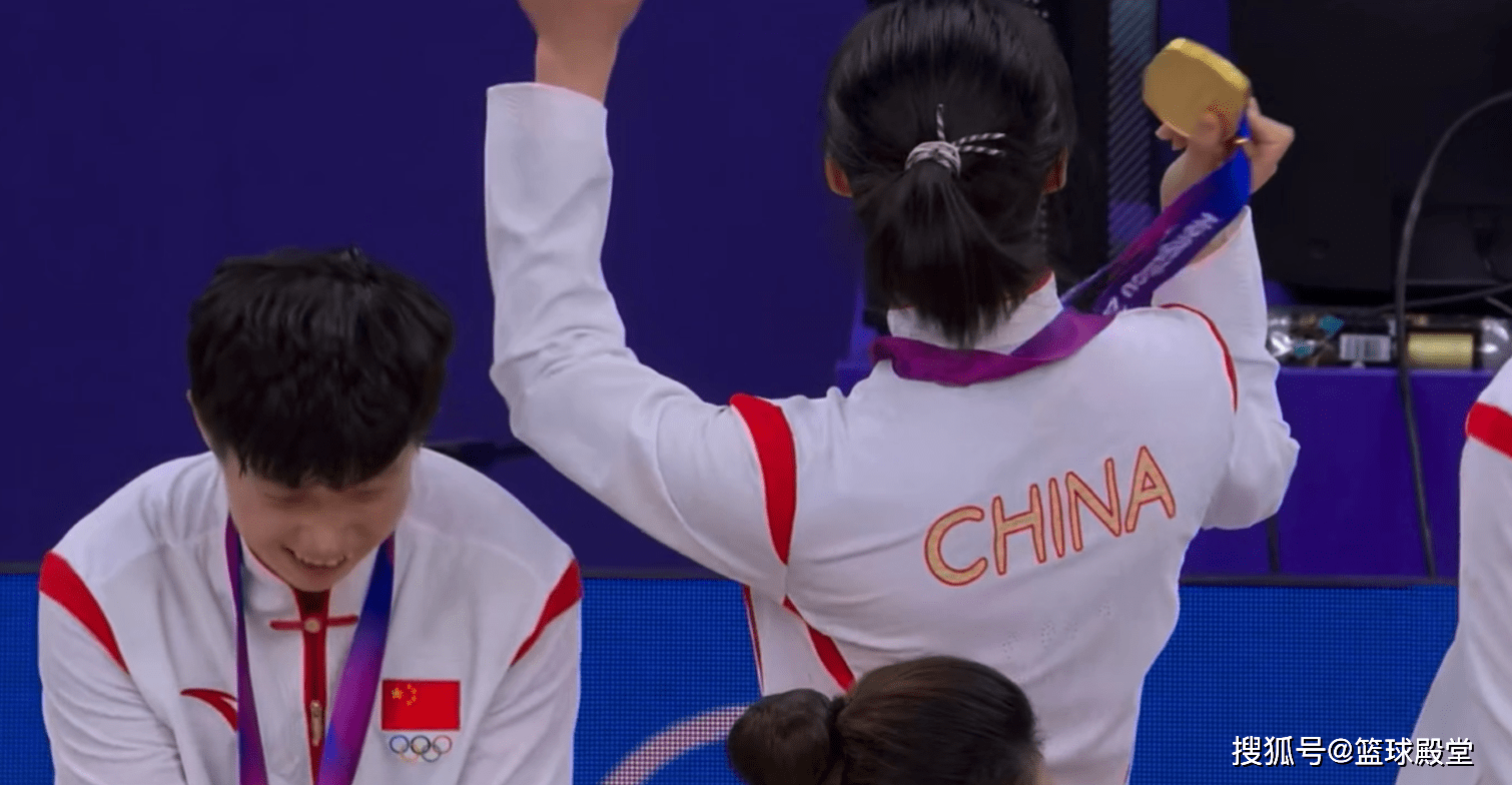 爱游戏体育-上海久事训练开放日，转会期内部沟通引欢呼，NBA总决赛在即，更衣室氛围转暖