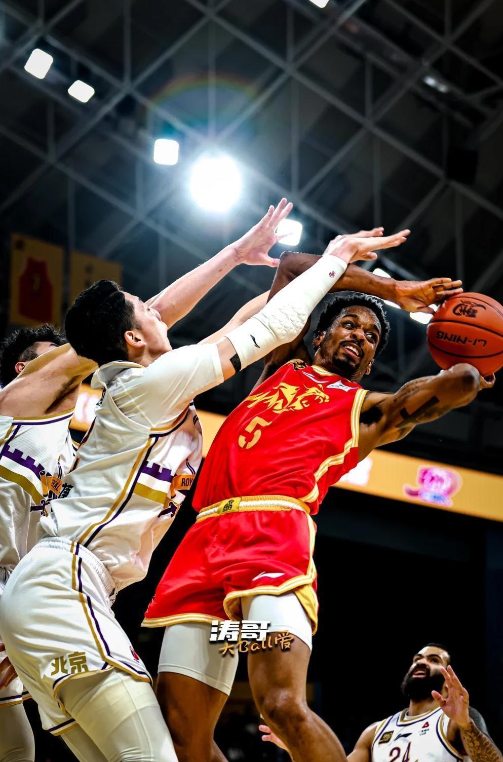 爱游戏体育平台-从转会期广厦男篮状态回暖到菲尼克斯太阳加时末段状态回暖，广东宏远篮板制胜