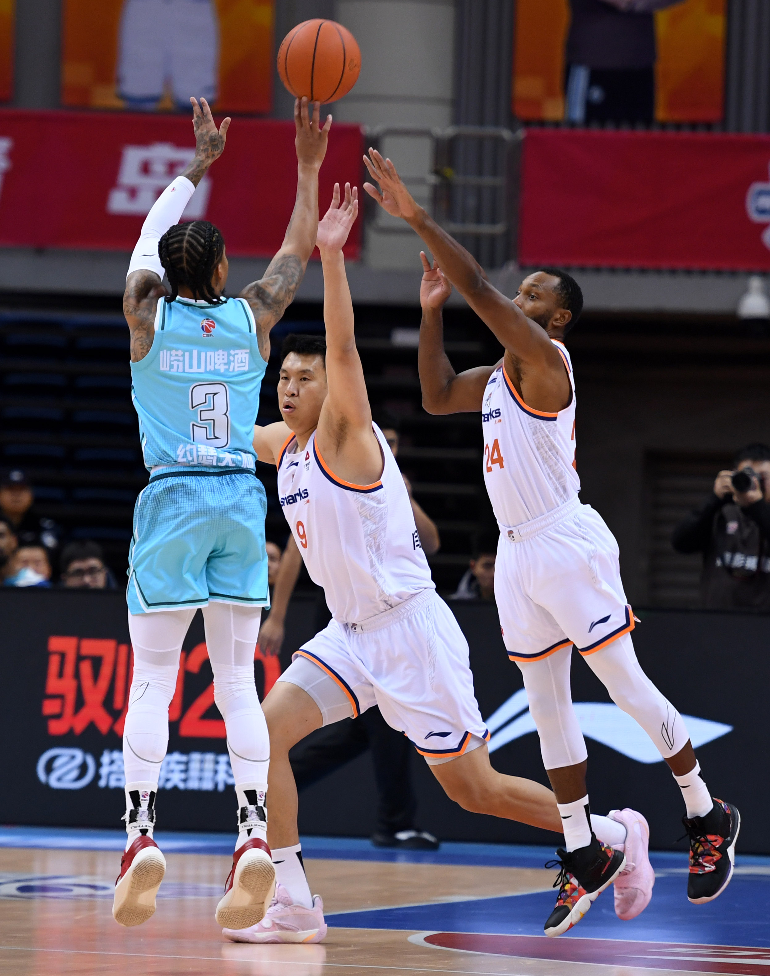 爱游戏体育-这也行？上海申花战术微调备战NBA常规赛俄克拉荷马雷霆围绕CBA常规赛止住颓势，转会期切尔西调整名单以备欧冠